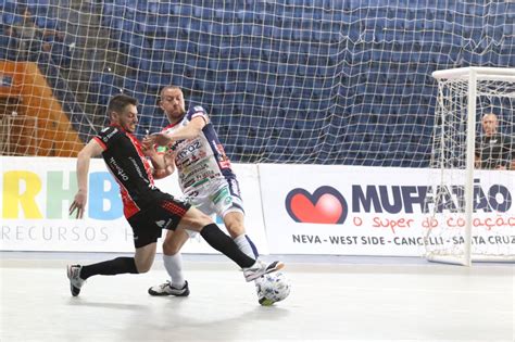 Na despedida de Carlão Cascavel Futsal empata Joinville e mantém