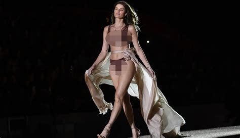 FOTO Gaya Seksi Para Model Pakai Lingerie Di Paris Fashion Week Foto Liputan6