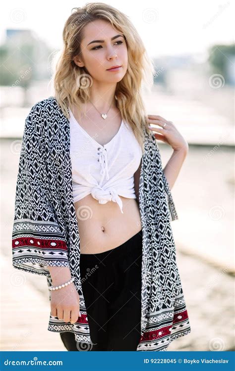 Fille Blonde Sur La Plage De La Plage Sablonneuse Par La Mer Image stock Image du côte