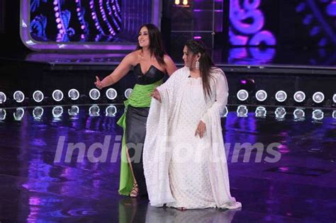 Kareena Kapoor Khan and Geeta Kapur on the sets of Dance India Dance