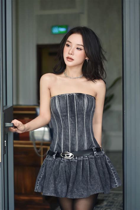 Hot girl cover Yến Tatoo kể sự cố đứt dây áo kéo dài 15 phút khi đi hát ở Hạ Long