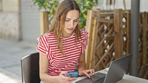 Junge Blonde Frau Mit Smartphone Und Laptop Sitzend Auf Der Terrasse Des Coffee Shops Stock