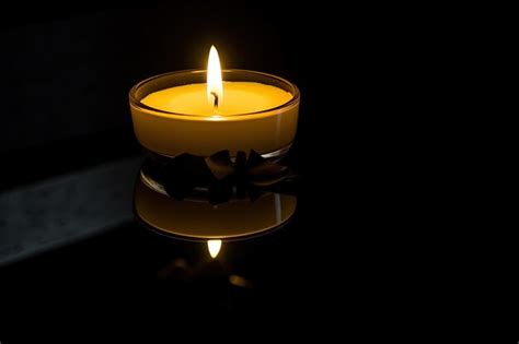 Uma Vela é Acesa No Escuro Transmitindo Morte Memorial E Esperança Com
