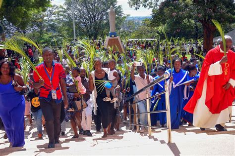 Christians Celebrate Palm Sunday Start Holy Week Monitor