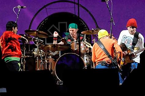 Inyectan Red Hot Chili Peppers su energía en el Vive Latino Zócalo