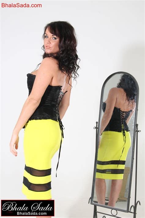 Hot Brunette Babe Loves Teasing With Her Amazing Figure Photos