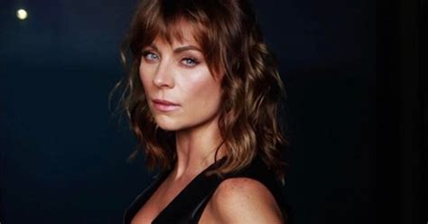 Ludwika Paleta Posa Con Sexy Bikini Desde La Orilla Del Mar