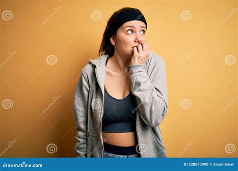 Joven Y Hermosa Deportista De Brunette Con Ropa Deportiva Sobre Fondo Amarillo Estresado Y