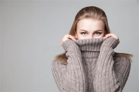 La Belle Jeune Fille Blonde Utilise Le Pull D Hiver Photo Stock Image Du Fixation Attrayant