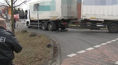 NonstopNews LKW Fahrer übersieht Radfahrer beim Abbiegen in