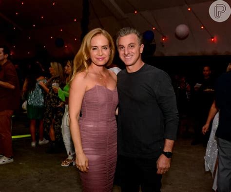 Foto Angélica usou vestido rosa nude sem alças para a festa do Domingão Purepeople