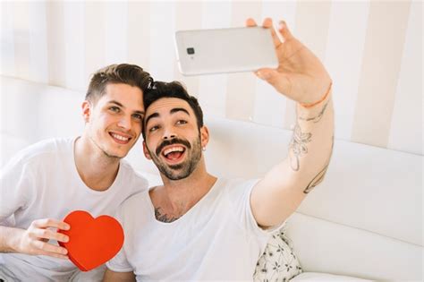Amorosa Pareja Gay Tomando Selfie En La Cama Foto Premium