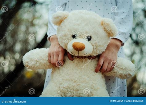 Мягкий медведь игрушки на руках девушки на Sleepwear внешнем Стоковое ...