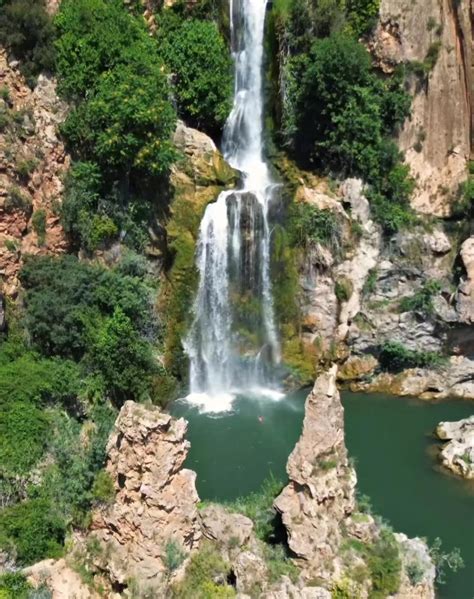 Salto De Chella Una Piscina Natural Con Cascada En Valencia