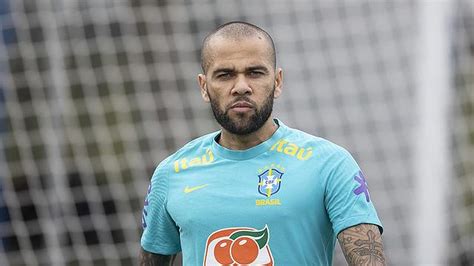 Defesa de Daniel Alves muda versão mais uma vez e alega embriaguez