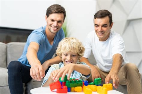 Família lgbt casal gay filho adotivo pais homossexuais filho se divertindo em casa
