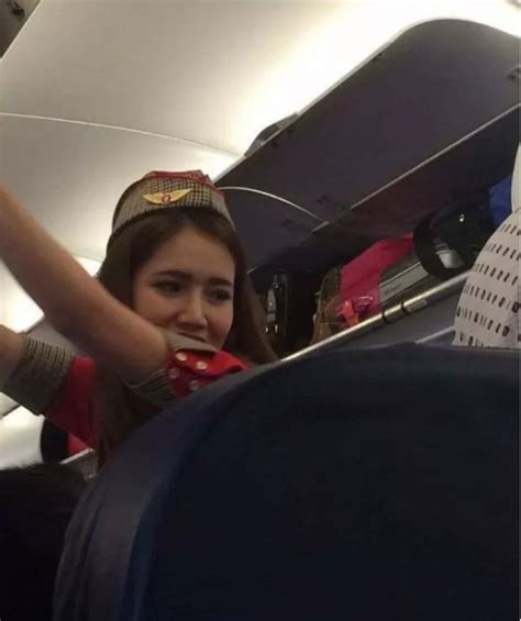 Lại bị chụp lén vì quá xinh đây chính là nữ tiếp viên hàng không hot nhất ngày