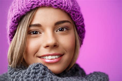 Belle Jeune Femme Blonde En Chapeau Et Pull En Tricot Souriant Sur Violet Photo Gratuite