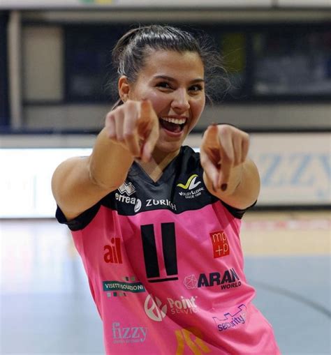 Chân dài bóng chuyền xinh đẹp với bikini từ chối theo nghề người mẫu