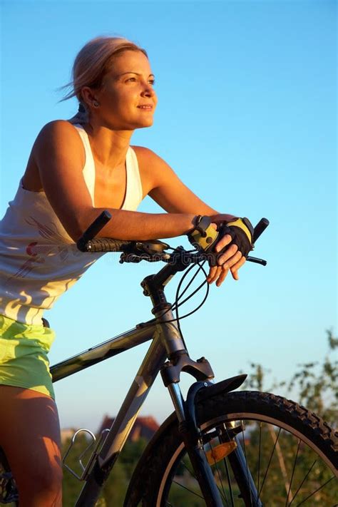 Fille Blonde Avec La Bicyclette Image Stock Image Du Cycliste Caucasien