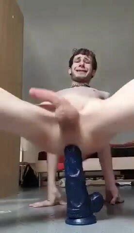 Pig Boy Lander fucks himself on a huge dildo ThisVid 日本語で