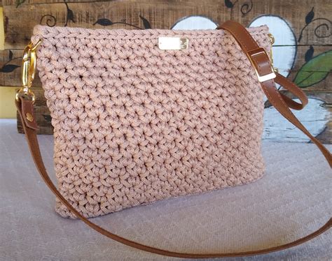 Bolsa em Crochê Nude Alça de Couro Tiracolo Elo