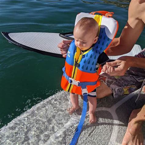 Tranh cãi gay gắt vụ bé trai tháng tuổi trượt nước mạo hiểm