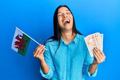 Jovem Latina Segurando Bandeirola E Libras Celebrando Loucas E Admirada Pelo Sucesso Olhos