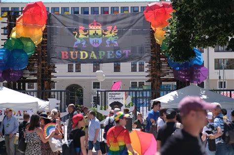 Miles en marcha del Orgullo Gay en Budapest pese a prohibición presidencial