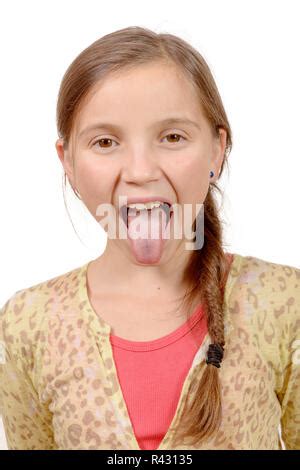 Petite Fille Met Sa Langue Photo Stock Alamy