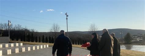 Vajza E Sandulloviqit B N Homazhe Te Kompleksi Memorial Adem Jashari