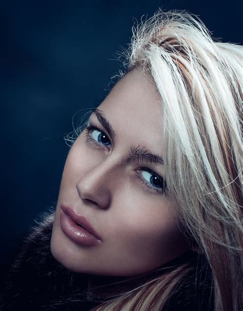 Portrait De Mode De Charme De Belle Jeune Femme Blonde En Fourrure Image Stock Image Du