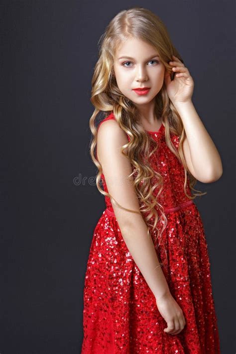 Pose Blonde De Petite Fille Dans Le Studio Sur Le Fond Noir Image Stock Image Du Mignon
