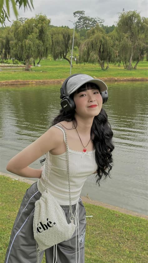 Cát xê tăng gấp 20 lần hot girl nhóm hài vẫn chăm livestream chốt đơn Tự mua nhà tậu xe BMW