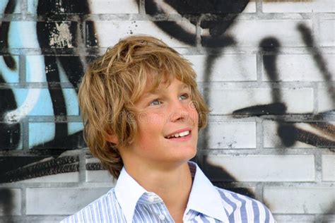 Aantrekkelijke Blonde Jongen Stock Foto Image Of Stellen Jong