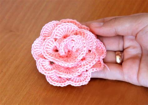 Розочка вязаная крючком
