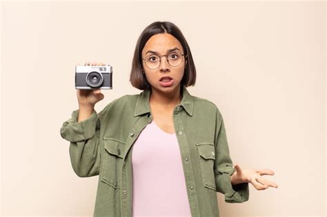 Joven latina boquiabierta y asombrada consternada y atónita con una sorpresa increíble Foto