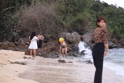 Anh chàng chụp ảnh cho hội chị em nhưng chỉ lấy nét vào mẫu mặc bikini dân mạng dự cái kết