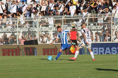 Avaí vence a Ponte Preta em jogo dramático e praticamente garante