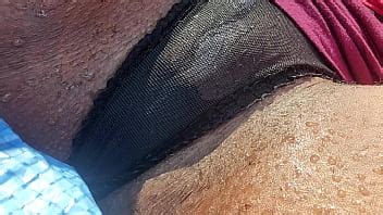 Afuera Los Cuatro Orinan Mis Bragas Mientras Les Muestro Mi Vagina Peluda Sorben Mi Orina Y La