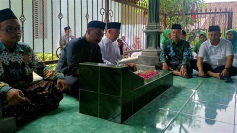 Awali Semarak Hari Santri Bupati Ngawi Ziarah Makam Muassis PDI