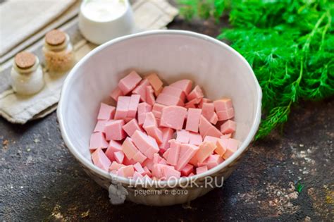 Салат с крабовыми палочками и болгарским перцем и колбасой — рецепт с ...