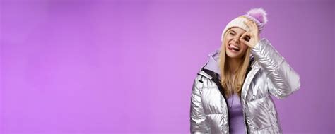 Sympathique Joyeuse Fille Blonde Caucasienne En Chapeau Chaud Et