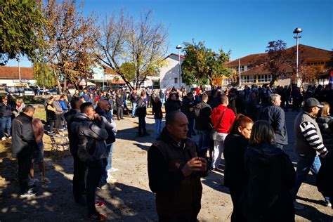 Protest Me Tana Sela Kod A Ka I Kraljeva Ne Damo Njive Od Kojih Ljudi