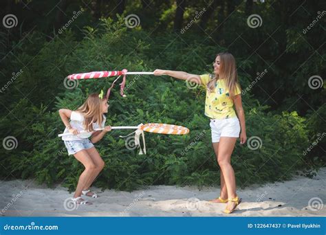 Maman Blonde Jouant Avec Sa Fille Avec Grand Chupa Chups Image Stock Image Du Anniversaire