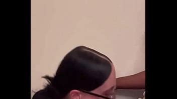 Chica nerd chupando a un extraño en el baño XVIDEOS