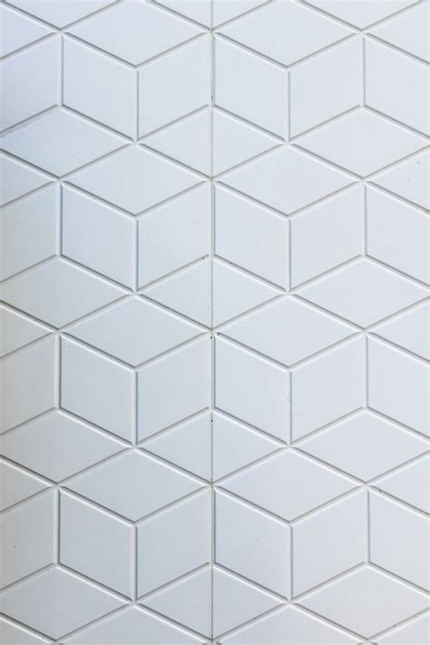 Cómo elegir los azulejos adecuados para tu baño REV