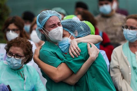 Covid Las Muertes De Personal Sanitario Ascienden Al Menos A