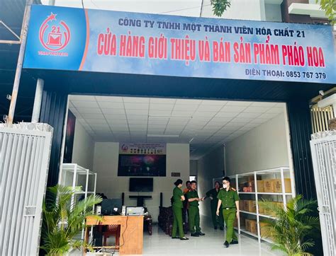 Cửa hàng giới thiệu và bán sản phẩm pháo hoa của Công ty TNHH MTV Hóa