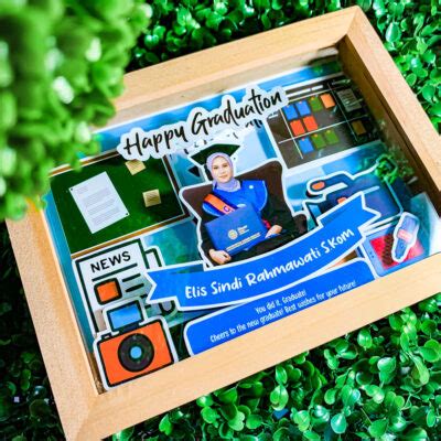 Scrapframe Kayu A Kado Wisuda Kartun Ilmu Komunikasi